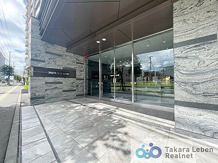 エントランス外部は、高級感のあるタイル貼りを採用した、落ち着いた外観デザイン。