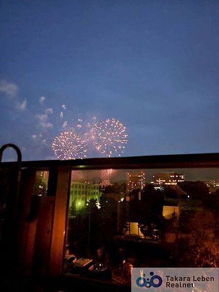 住戸からの眺望。バルコニーからは花火大会の美しい景色が望めます。会場に赴かなくても花火が鑑賞でき、ご自宅が特等席です。