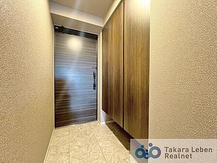 シンプルな玄関は、インテリアを選ばず、すっきりとした印象。毎日の外出・帰宅をスムーズに迎えられます。