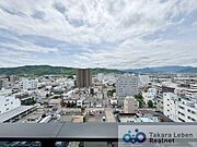 住戸からの眺望。前面に高い建物がなく、遠くまで見通せる眺望が魅力です。また、陽当たり・通風も良好です。