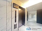 1階エレベーターホールには、内部の状況を確認できる防犯モニターを設置。中の様子が見えるため、防犯面での安心感につながります。