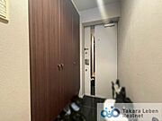玄関にはシューズボックスを設置。靴をまとめて収納でき、玄関まわりをすっきりと保ちやすい設計です。