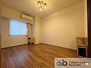 出入り口・ウォークインクローゼットともに引き戸なので、家具の配置がしやすいお部屋です。※AIにて画像処理をしたものであり、現況と異なる場合がございます。
