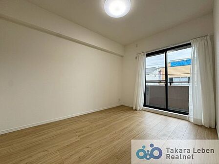 バルコニーに面した明るく開放感のあるお部屋。お布団を干す際にも便利で主寝室としてもお使いいただけます。
