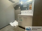 気持ちの良い朝はキレイな洗面所から。鏡裏の収納でモノが出がちな洗面所もスッキリ片付きます。