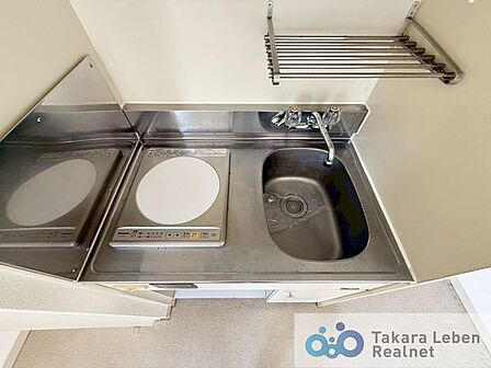 IHコンロ付きのミニキッチン。