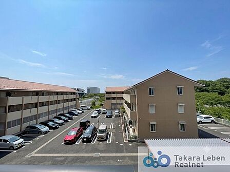 住戸からの眺望。風通しが良く、お洗濯物も早く乾きそうです。毎日のお洗濯が楽しみになりそうです。※AIにて青空に加工した画像になります。