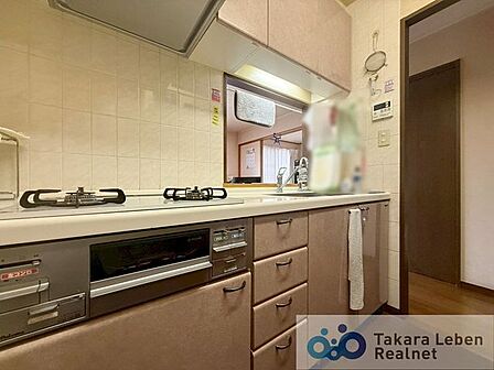 キッチンは人気の対面設計となっている為、リビングにいる方との会話が飛び交う明るい空間となりそうです。