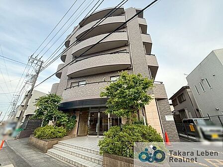 街に馴染みつつも確かな存在感を放つ、洗練された外観。シンプルながらも細部まで配慮されたデザインが、上質な暮らしへの期待を高めます。