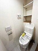 ウォシュレット機能付きのトイレは壁掛けリモコンの上位グレードを採用。便座がスッキリした印象となり、限られた空間を広く見せる効果があります。