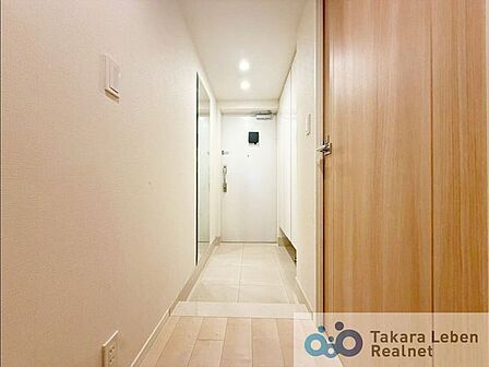ナチュラルカラーの室内廊下、明るく開放感のある空間を演出します。