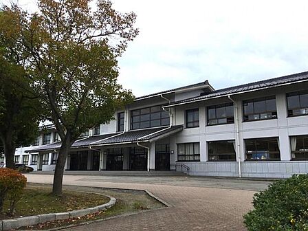高岡市立下関小学校 徒歩9分。 650m