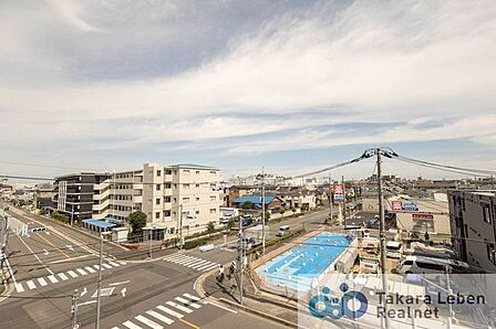 住戸からの眺望。窓の外に広がる大きく開けた眺望は、日々の暮らしの中に喜びを感じさせてくれ、心まで開放的にしてくれそうです。