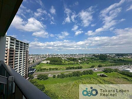 住戸からの眺望。前面に高い建物がなく、遠くまで見通せる眺望が魅力です。また、陽当たり・通風も良好です。