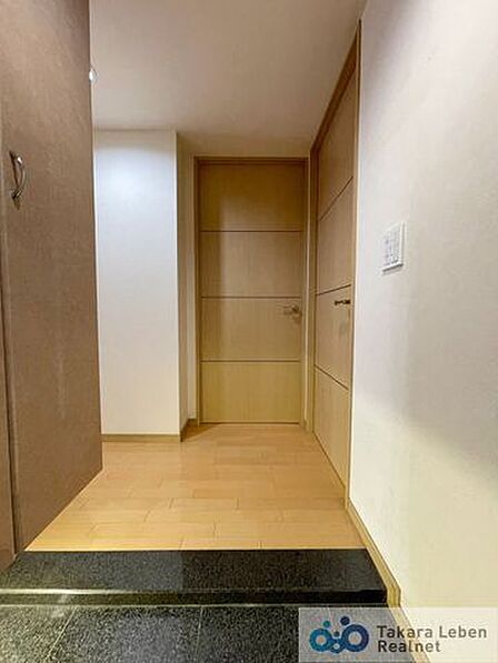 玄関から廊下がクランク設計となっている為、プライバシー性の高いお部屋です。来訪者に室内を見られる心配がございません。