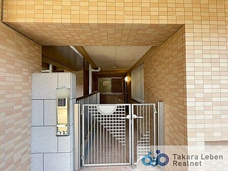 門扉付きの玄関ポーチで戸建てのようにお過ごしいただけます。