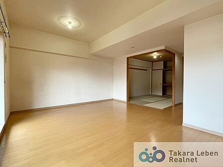 ゆとりある広さを確保したリビングスペース。明るく清潔感のある内装で、来客時にも好印象。家族との大切な時間を心地よく過ごせます。