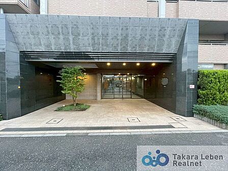 重厚感と高級感のあるデザインのエントランス。エントランス周りはゆとりあるアプローチとなっており、毎日のお出かけを気持ち良く後押ししてくれます。