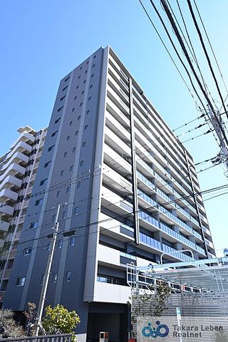 街に馴染みつつも確かな存在感を放つ、洗練された外観。シンプルながらも細部まで配慮されたデザインが、上質な暮らしへの期待を高めます。