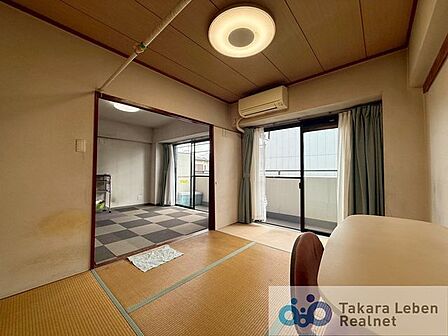 独立したお部屋として利用しても良し。引き戸を開け放してリビング空間の延長として利用しても良いですね。