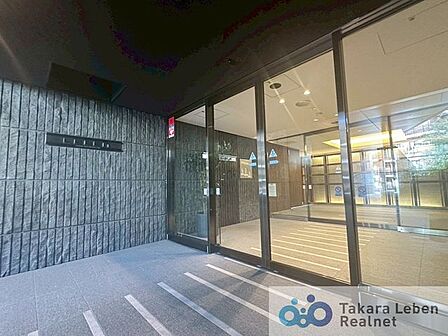 マンションエントランスです。落ち着いた温かみのある色調で、住む人をやさしく迎えてくれます。
