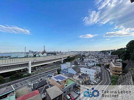 住戸からの眺望。風通しが良く、お洗濯物も早く乾きそうです。※AIにて青空加工をした画像