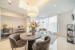 明るく開放的な空間が広がるLDK。室内には豊かな陽光が注ぎ込み、爽やかな住空間を演出。