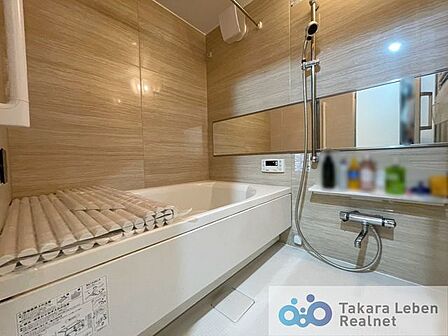 いつも使うバスルームだからこそ、高級感と清潔感のある空間に。湯船につかりながら1日の疲れを癒して、心身ともに解き放たれましょう。