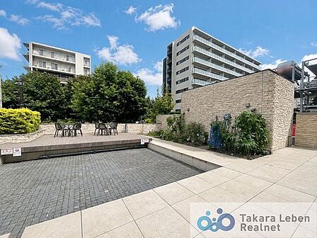 敷地内アクアテラス ※AIにて青空加工をした画像となります