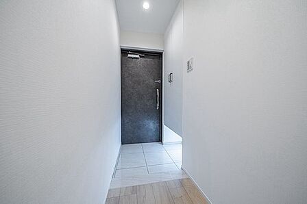 訪れる方を優しくお出迎えする落ち着いた玄関。毎日の外出や帰宅の際にも気持ちを落ち着かせてくれる空間になりそう。