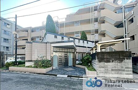全44邸を優しく包み込む気品高い風格の佇まい。日々の暮らしに彩りを与えてくれるよう、しっかりと整備された緑も配し、居住者様の温もりある暮らしを支えます。