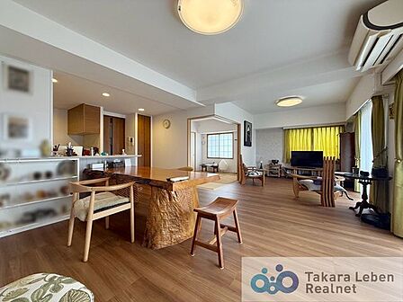 家族だけのプライベートタイムを心地よく過ごせる、約18帖超のリビング空間。住まう方のライフスタイルを尊重し、オンリーワンの空間を創り出します。