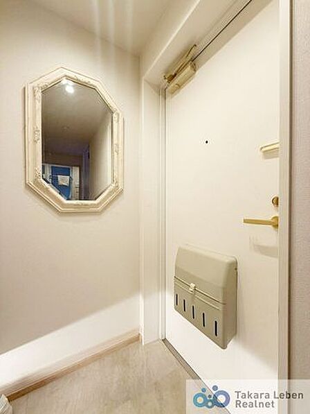 訪れる方を優しくお出迎えする落ち着いた玄関。毎日の外出や帰宅の際にも気持ちを落ち着かせてくれる空間になりそう。