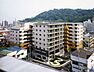 外観：総戸数100戸の大規模マンション。海が近くリゾート地でありながら、お買い物施設や金融機関が徒歩圏内で生活便利な環境です。