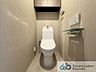 トイレ：ウォシュレット機能付きのトイレは壁掛けリモコンの上位グレードを採用。便座がスッキリした印象となり、限られた空間を広く見せる効果があります。