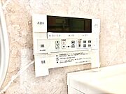 スイッチ1つで一定量の湯を浴槽に張ったり、保温や追い焚きが可能！