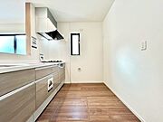 爽やかな風が通り抜けるキッチン。窓があるので明るく換気にも役立ちます。