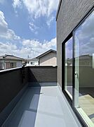 暖かな陽光が降り注ぐバルコニーはお洗濯におすすめ。爽やかな風も心地よいです。 