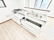 使いやすさを優先したスライド式収納タイプ！