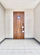 大切な家族、来客を出迎える玄関。