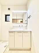 収納力と機能性に優れた洗面化粧台