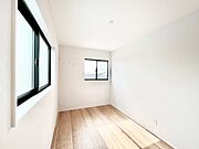 2面採光で気持ちよく自然光が取り入れられるのでお子様のお部屋にもピッタリ