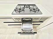 ガスコンロはＳｉセンサー搭載。火力調節や焦げ付き・消し忘れも防いでくれます。