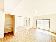 大きな窓からたっぷりの陽光と風を感じられるリビングダイニング