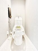 トイレは清潔感のある白を基調とした落ち着ける空間に！
