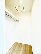 ウォークインクローゼット付きで生活空間を広く利用できます。
