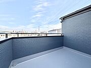 ゆったりバルコニーだから沢山お洗濯ものを干せます。