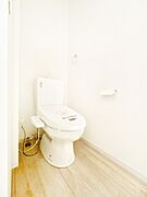 明るく清潔感のあるトイレです。 