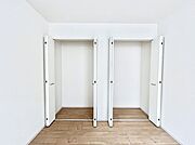 洋室のクローゼット。奥行きがあるので厚手の衣類もすっきり収まります。