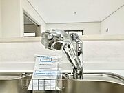 いつでも清潔なおいしいお水を。一つの水栓で水道水と浄水を使い分け。